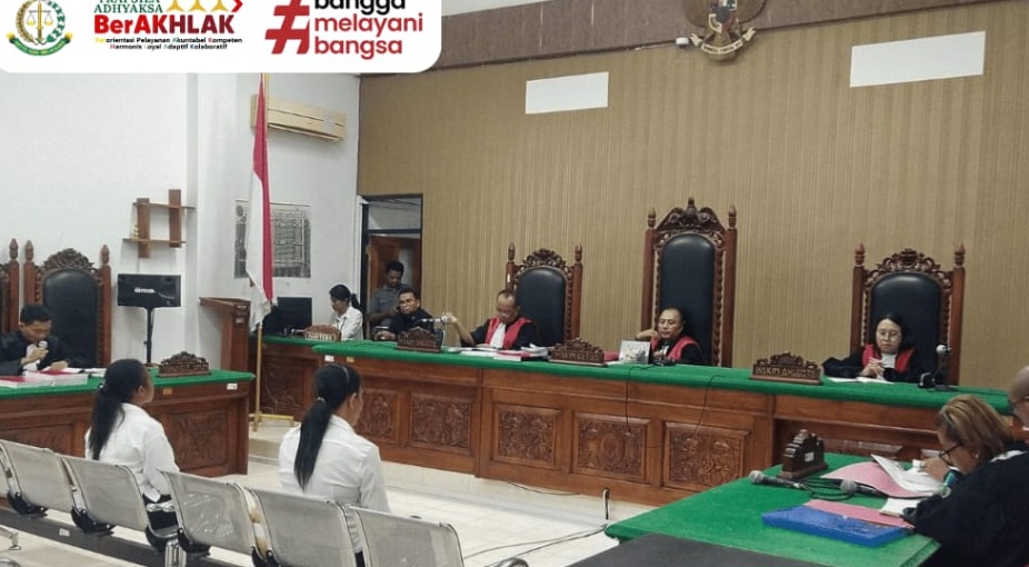 Kapus Apui dan Bendahara BOK sedang mengikuti sidang dengan agenda pembacaan putusan majelis hakim TIPIKOR. FOTO:DOK