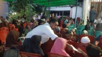 Haji Ridwan Bani atau yang keren disapa Haji Bram sedang membagi santunan kepada anak-anak yatim di kediamannya orang tuanya yang disatukan dengan buka puasa bersama. FOTO:MORISWENI/RP