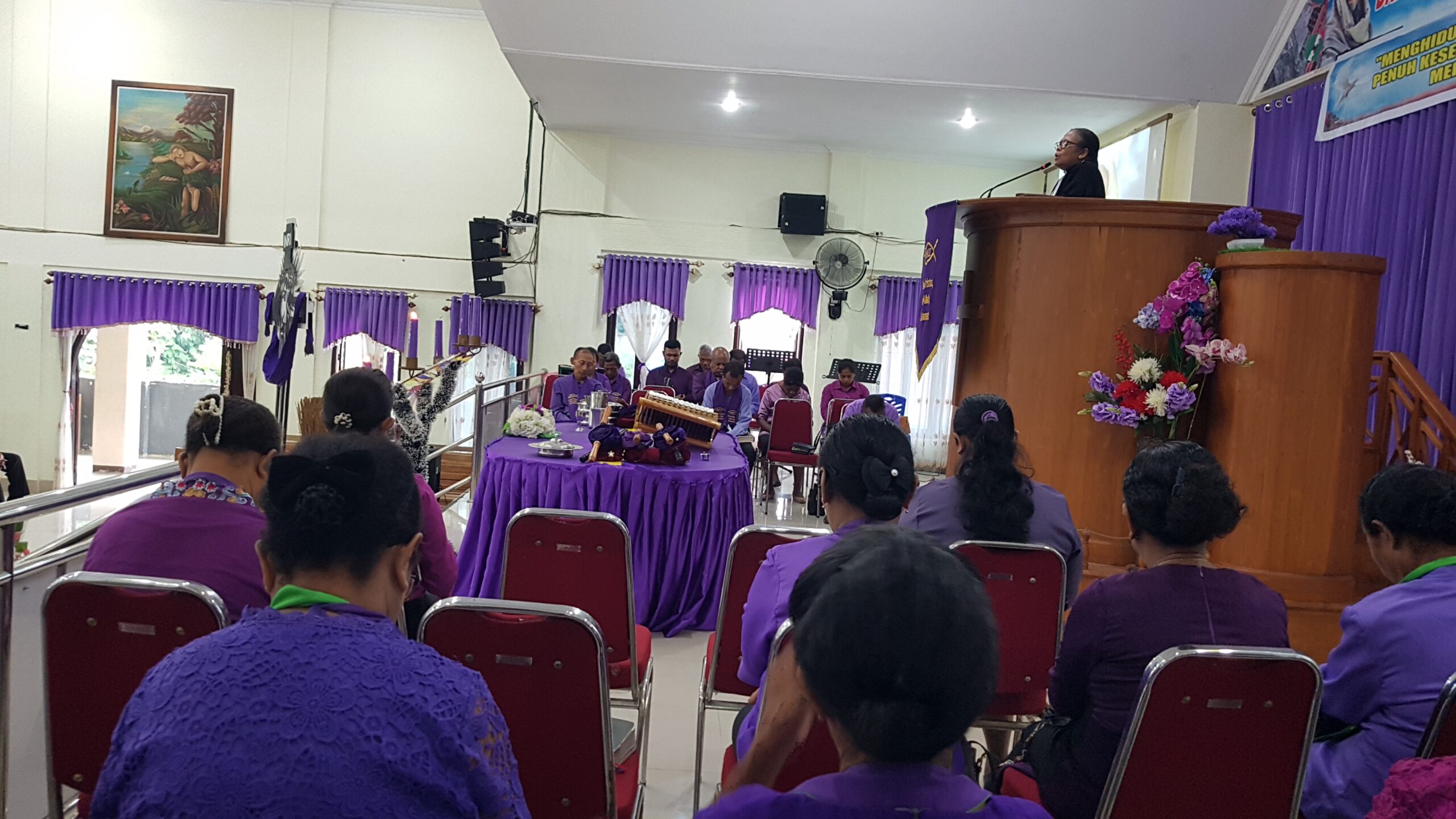 Pdt. Ratu H. Djobo-Pay, S.Th sedang berkhotbah ketika memimpin Ibadah Minggu Sengsara IV dalam Kebaktian Umum I di Jemaat GMIT Ichtus Puildon, Minggu (23/03/2025). FOTO:ITM