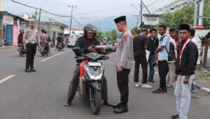 Kapolres Alor AKBP Supriadi Rahman, S.I.K., M.M sedang membagi takjil kepada salah seorang warga. FOTO:HUMAS POLRES ALOR