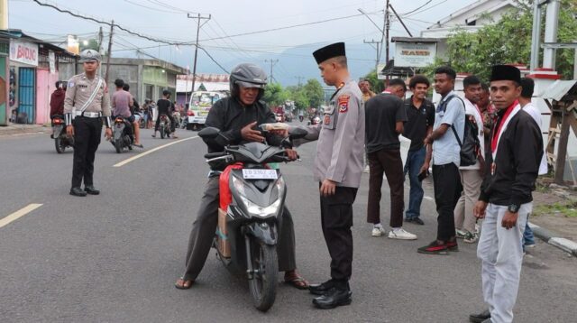 Kapolres Alor AKBP Supriadi Rahman, S.I.K., M.M sedang membagi takjil kepada salah seorang warga. FOTO:HUMAS POLRES ALOR