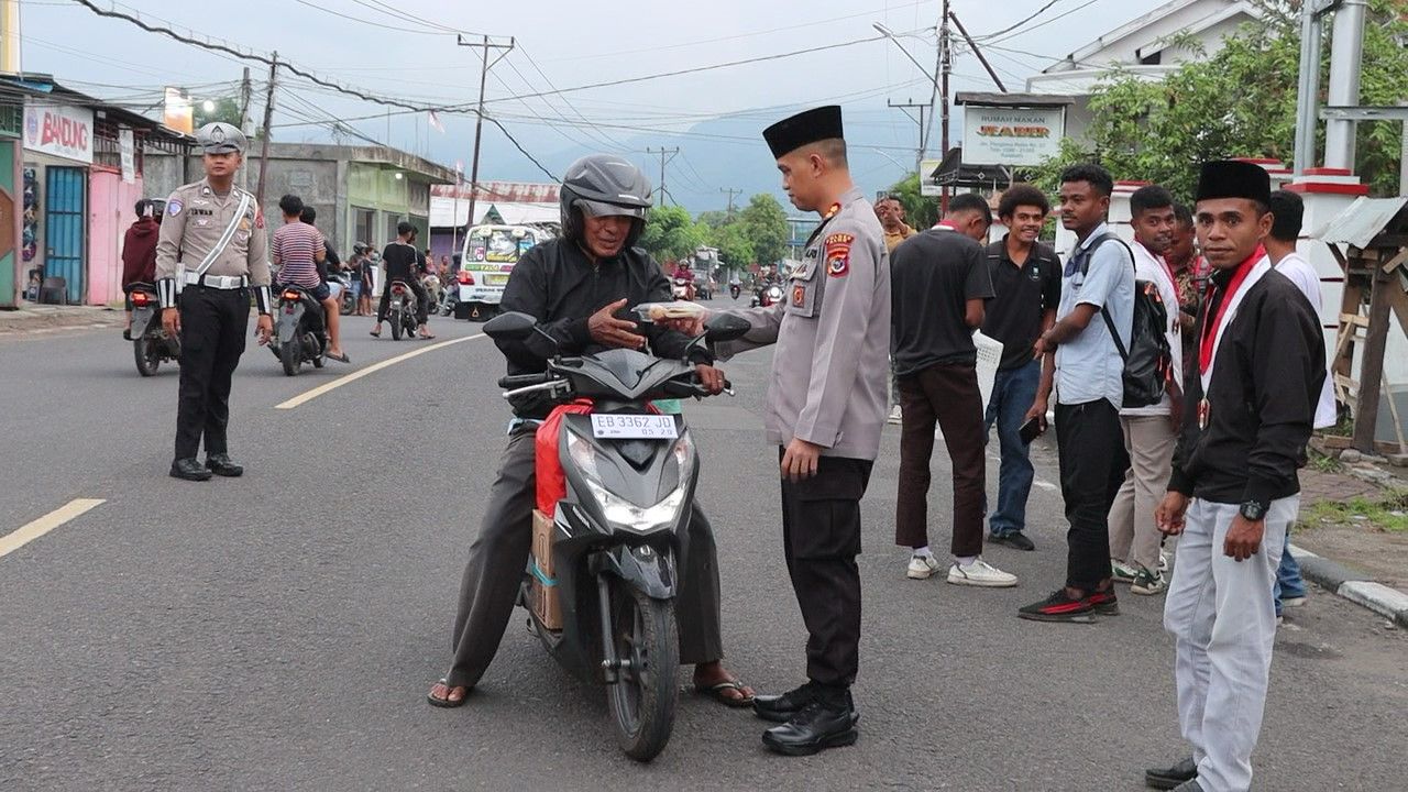 Kapolres Alor AKBP Supriadi Rahman, S.I.K., M.M sedang membagi takjil kepada salah seorang warga. FOTO:HUMAS POLRES ALOR