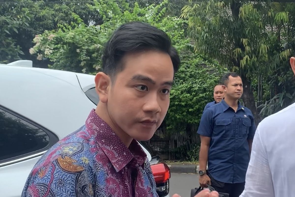 Wakil Presiden (Wapres) RI Gibran Rakabuming Raka melayat dan ikut shalat jenazah penyanyi senior Titiek Puspa di Masjid An-Nur, Pancoran, Jakarta Selatan, Jumat (11/4/2024).(KOMPAS.com/FIRDA JANATI)