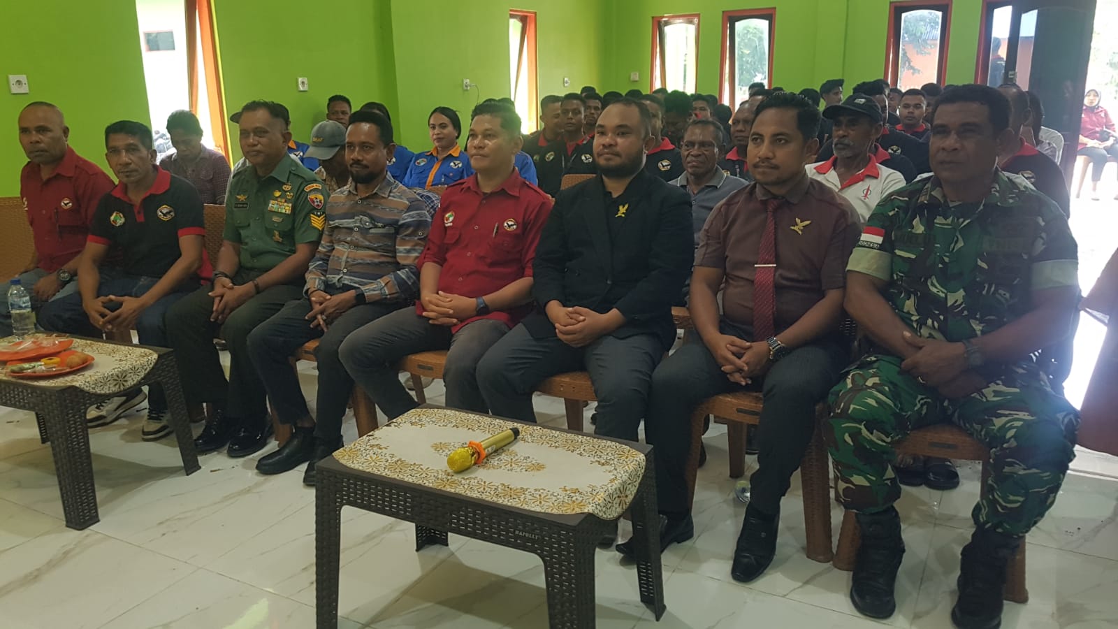 PH KSP Budi Arta Mandiri Koilal Loban, SH, M.Hum (kedua dari kanan) bersama Pasi Intel KODIM 1622 Alor Kapten Semuel Ulle dan pejabat KSP Budi Artha bersama karyawan dalam satu sesi foto setelah jumpa pers. FOTO:OM MO