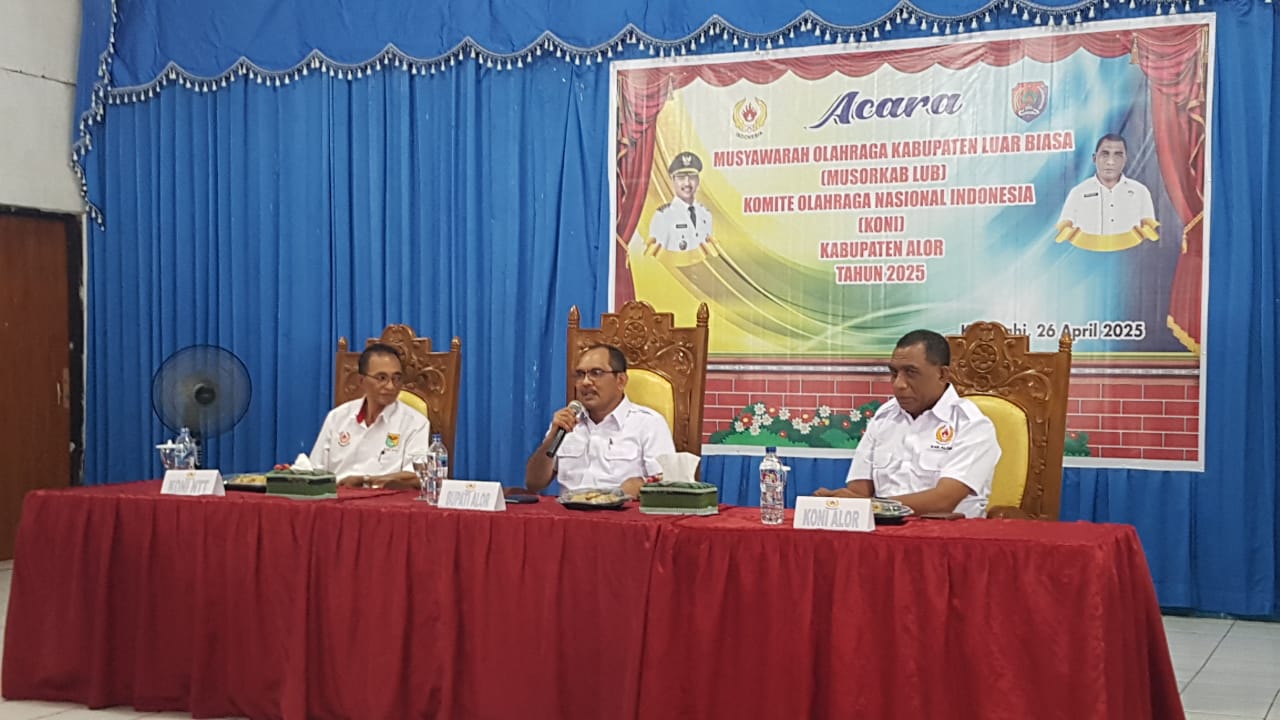 Ketua Harian KONI Alor Obet Bolang, S.Sos, M.AP (Kanan) bersama Bupati Alor Iskandar Lakamau, SH, M.SI (tengah) selaku Ketua Umum KONI Alor dan Sekretaris KONI NTT Drs. Lambert Tokan (kiri) di Musyawarah Olahraga Kabupaten Luar Biasa KONI Kabupaten Alor beberapa waktu silam. FOTO: OM MO