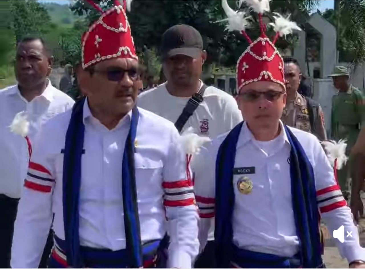 Bupati Alor dan Wakil Bupati Alor, Iskandar Lakamau, SH, M.SI dan Rocky Winaryo, SH, MH mengenakan pakaiat adat Pulau Pantar saat kunjungan di wilayah itu belum lama berselang. FOTO:PITANSIR