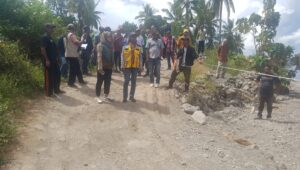 Tim Verifikasi lapangan saat berada di Jembatan Nulle, Rabu (07/05/2025) silam. FOTO:OM MO/RP