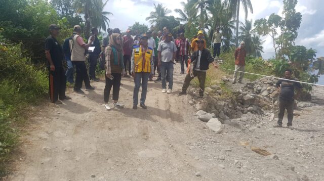 Tim Verifikasi lapangan saat berada di Jembatan Nulle, Rabu (07/05/2025) silam. FOTO:OM MO/RP