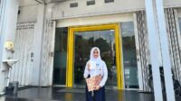 Arrahmadania Saqeena Kamahi dalam satu sesi foto usai menjalani pemeriksaan kesehatan di Prodia Kupang. FOTO:DOK