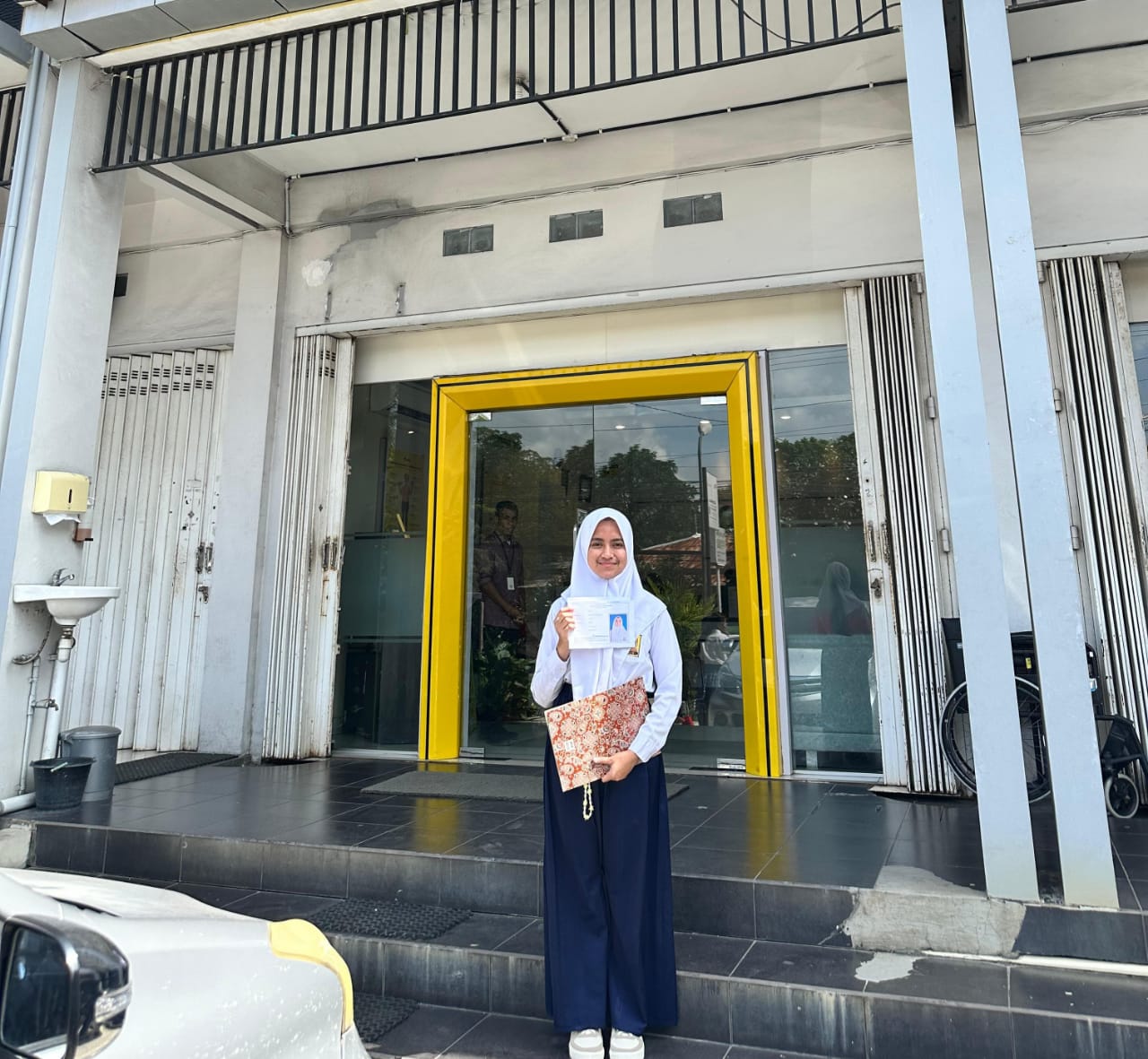 Arrahmadania Saqeena Kamahi dalam satu sesi foto usai menjalani pemeriksaan kesehatan di Prodia Kupang. FOTO:DOK