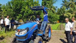 Disaksikan Kepala Dinas Pertanian dan Perkebunan Rasid Miran, SP, MM dan sejumlah pejabat dan stap dinas pertanian, Bupati Alor Iskandar Lakamau, SH, M.SI melakukan uji coba tracktor empat roda di lahan pertanian milik Dinas Pertanian dan Perkebunan Kabupaten Alor, Rabu (28/05/2025). FOTO: OM MO