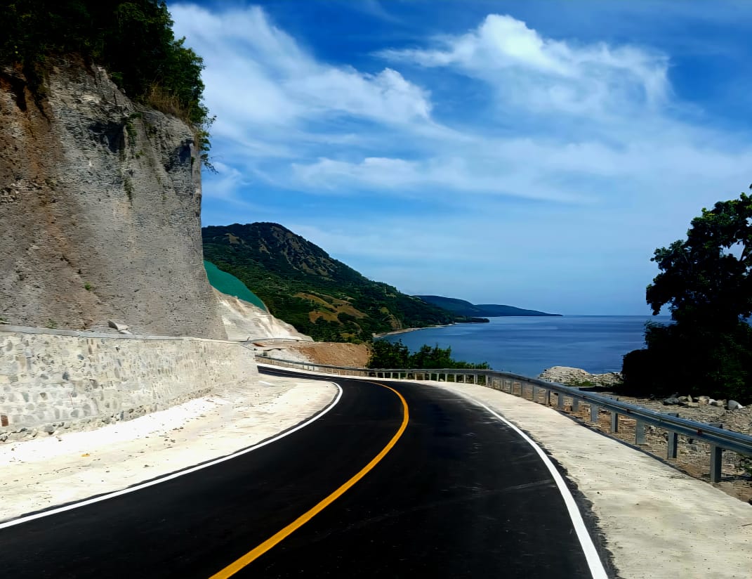Salah satu titik jalan nasional Taramana-Lantoka-Maritaing yang baru selesai dibangun BPJN NTT. Titik ini menjadi spot foto yang populer bagi masyarakat yang melintasinya. FOTO:ISTIMEWAH