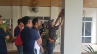 Tim Ahli ITS Surabaya sedang melakukan pemeriksaan besi pada sebuah tiang beton bangunan utama Gedung DPRD Alor. FOTO:OM MO/RP