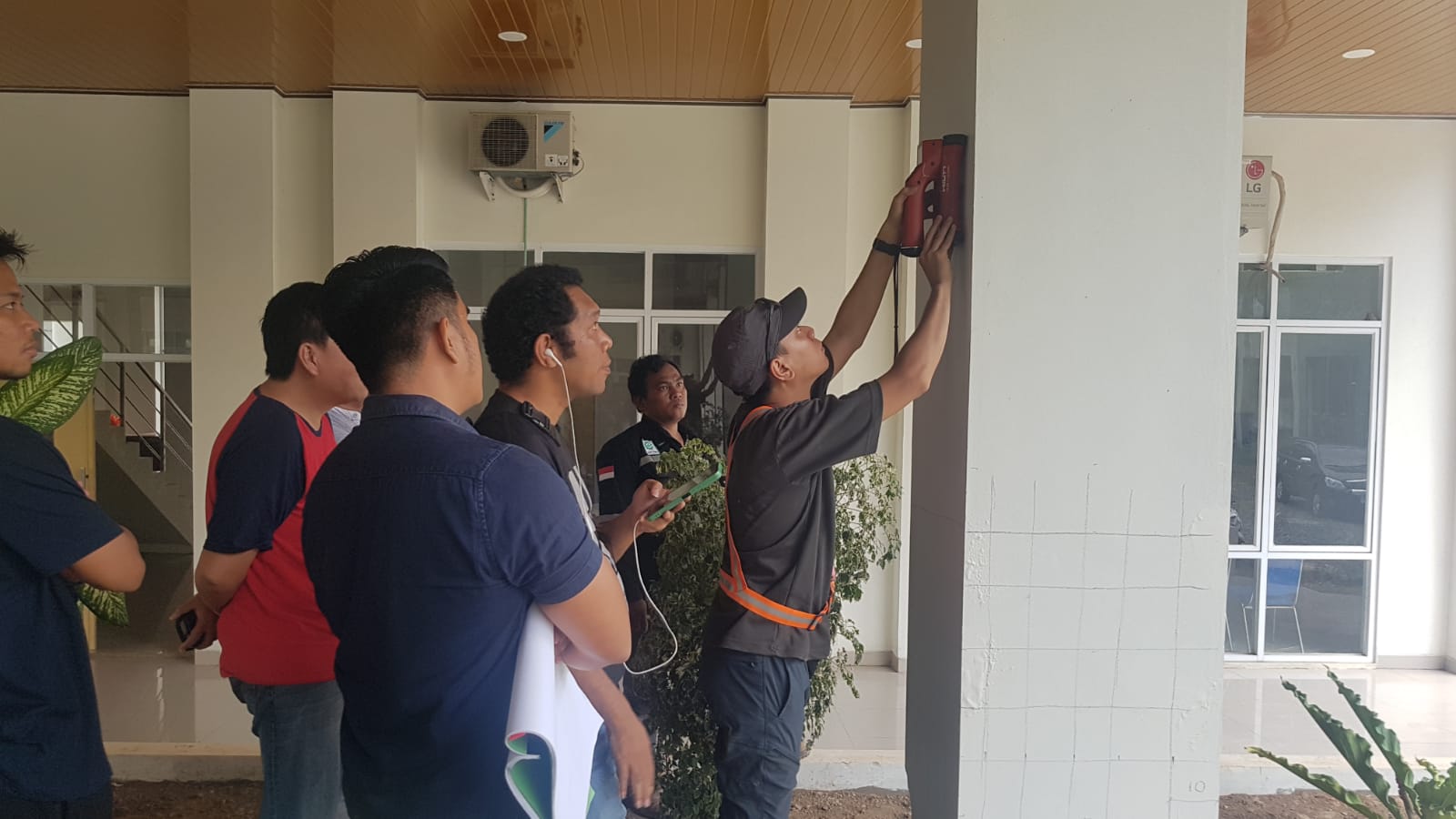 Tim Ahli ITS Surabaya sedang melakukan pemeriksaan besi pada sebuah tiang beton bangunan utama Gedung DPRD Alor. FOTO:OM MO/RP