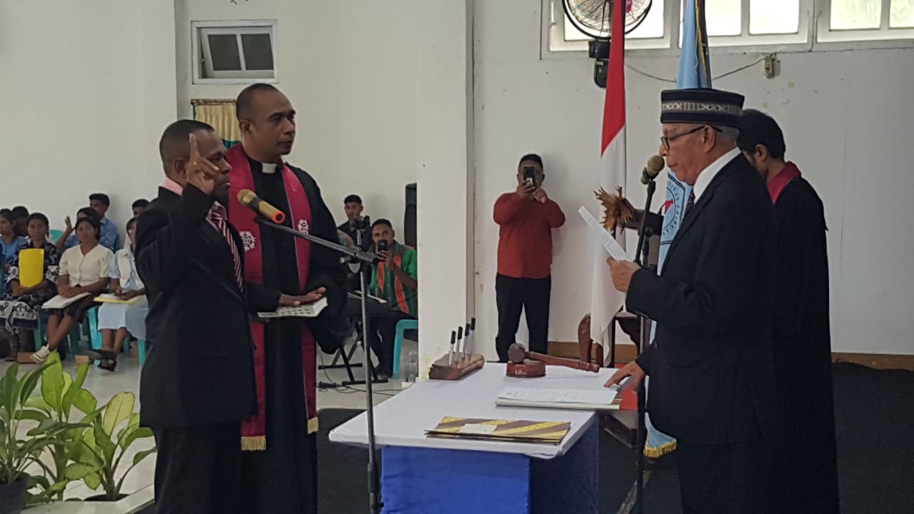 Disaksikan Pdt. Simon Petrus Amung, S.Th Ketua Yayasan Tribuana Alor Permenas Lama Kolly, SE menngambil sumpah dan melantik Rektor UNTRIB Kalabahi Elia Maruli, SE, MM, Jumat (23/05/2025). FOTO: OM MO