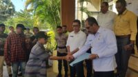 Aliansi Peduli Dana Desa menyerahkan tuntutan kepada Bupati Alor Iskandar Lakamau, SH, M.SI di pelataran Kantor Bupati Alor. FOTO: Om MO/RP