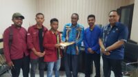 Didampingi aktivis GEMPARTI lainnya, Ketua GEMPARTI Welem Mau menyerahkan pernyataan sikap kepada Asisten II Setkab Alor Anderias Blegur, SH, M.SI dan Kepala Dinas PMD Kabupaten Alor Drs. Imanuel Djobo, M.SI usai melakukan dialog. FOTO: OM MO/RP