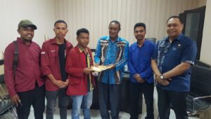 Didampingi aktivis GEMPARTI lainnya, Ketua GEMPARTI Welem Mau menyerahkan pernyataan sikap kepada Asisten II Setkab Alor Anderias Blegur, SH, M.SI dan Kepala Dinas PMD Kabupaten Alor Drs. Imanuel Djobo, M.SI usai melakukan dialog. FOTO: OM MO/RP