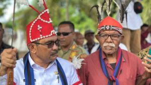 Bupati Alor Iskandar Lakamau, SH, M.SI bersama salah satu tokoh masyarakat Pantar Tengah Julius Pelang dalam satu sesi foto lego-lego. FOTO:DOK