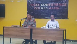 Didampingi Kasat Reskrim IPTU. Ansel Lesa, SH, Kapolres Alor AKBP. Nur Azhari sedang memberikan keterangan dalam jumpa pers dengan pekerja media. FOTO: OM MO/RPA