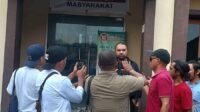 Lomboan Jahamou, SH sedang memberikan keterangan pers usai melaporkan oknum anggota DPRD Alor Dedi Mario Mailehi dalam kasus dugaan minta duit Rp. 200 Juta. FOTO:DOKPIJAR