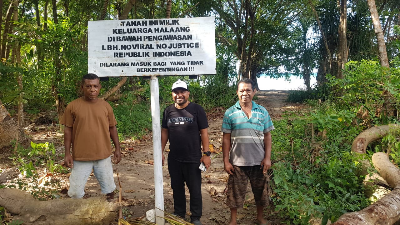 Ahli Waris Suku Halaang bersama PH Lomboan Jahamou, SH di lokasi tanah yang sudah dipasang plang. FOTO: OM MO