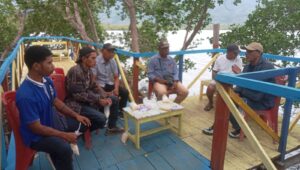 Suasana Rapat pekerja media yang tergabung dalam Perhimpunan Jurnalis Alor (PIJAR) di salah satu destinasi wisata mangrove di Kota Kalabahi, Selasa (03/06/2025). FOTO:DOKPIJAR