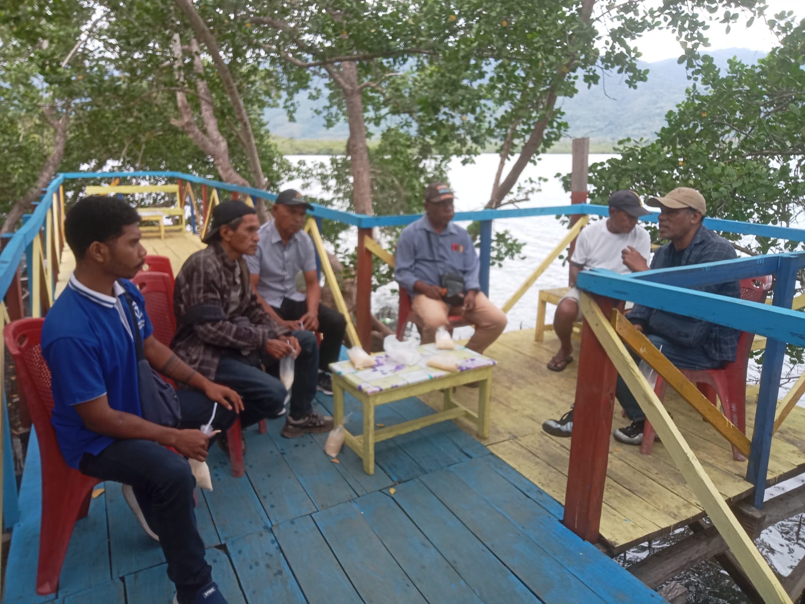 Suasana Rapat pekerja media yang tergabung dalam Perhimpunan Jurnalis Alor (PIJAR) di salah satu destinasi wisata mangrove di Kota Kalabahi, Selasa (03/06/2025). FOTO:DOKPIJAR