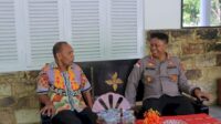Kapolres Alor AKBP. Nur Azhari, SH sedang berbincang dengan Mantan Bupati Alor DRs. Amon Djobo, M.AP ketika melakukan silaturahmi di kediaman Amon Djobo di Aikoli akhir pekan lalu. FOTO:HUMASPOLRESALOR