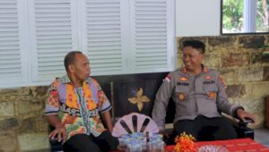 Kapolres Alor AKBP. Nur Azhari, SH sedang berbincang dengan Mantan Bupati Alor DRs. Amon Djobo, M.AP ketika melakukan silaturahmi di kediaman Amon Djobo di Aikoli akhir pekan lalu. FOTO:HUMASPOLRESALOR