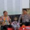 Kapolres Alor AKBP. Nur Azhari, SH sedang berbincang dengan Mantan Bupati Alor DRs. Amon Djobo, M.AP ketika melakukan silaturahmi di kediaman Amon Djobo di Aikoli akhir pekan lalu. FOTO:HUMASPOLRESALOR