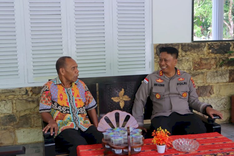 Kapolres Alor AKBP. Nur Azhari, SH sedang berbincang dengan Mantan Bupati Alor DRs. Amon Djobo, M.AP ketika melakukan silaturahmi di kediaman Amon Djobo di Aikoli akhir pekan lalu. FOTO:HUMASPOLRESALOR