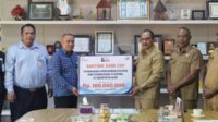Pimpinan Cabang Bank NTT Kalabahi, Glaanthyano S.R. Ndoen, ketika menyerahkan CSR Bank NTT kepada Bupati Alor, Iskandara Langkamau di Ruang Kerja Bupati Alor, Senin (7/7/2025). Foto: HumasKabAlor