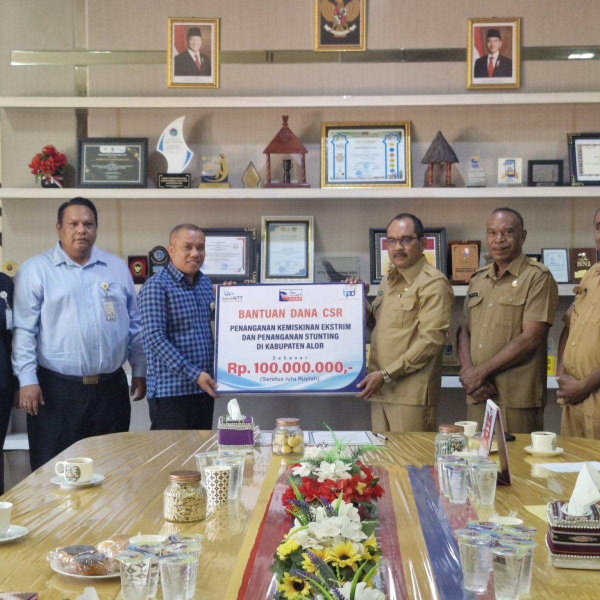 Pimpinan Cabang Bank NTT Kalabahi, Glaanthyano S.R. Ndoen, ketika menyerahkan CSR Bank NTT kepada Bupati Alor, Iskandara Langkamau di Ruang Kerja Bupati Alor, Senin (7/7/2025). Foto: HumasKabAlor
