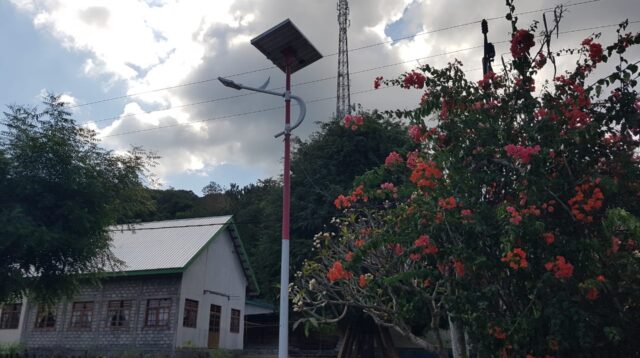 Lampu PJU yang dipasang di salah satu desa di Kabupaten Alor. FOTO:DOK