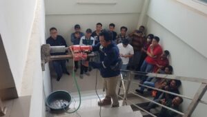 Tim Ahli Konstruksi dari ITS Surabaya pada saat melakukan pemeriksaan fisik Gedung DPRD Alor beberapa waktu silam. FOTO: OM MO/RP