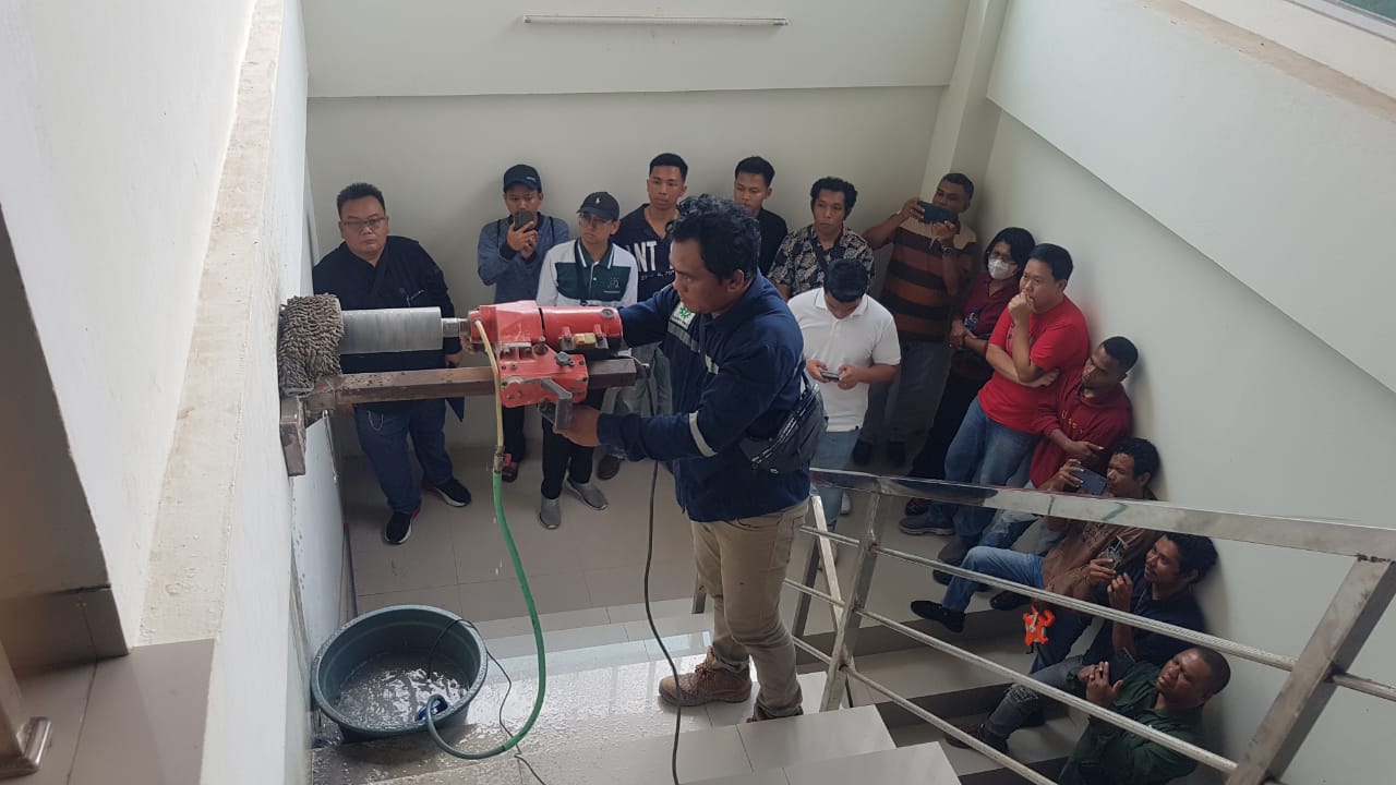 Tim Ahli Konstruksi dari ITS Surabaya pada saat melakukan pemeriksaan fisik Gedung DPRD Alor beberapa waktu silam. FOTO: OM MO/RP