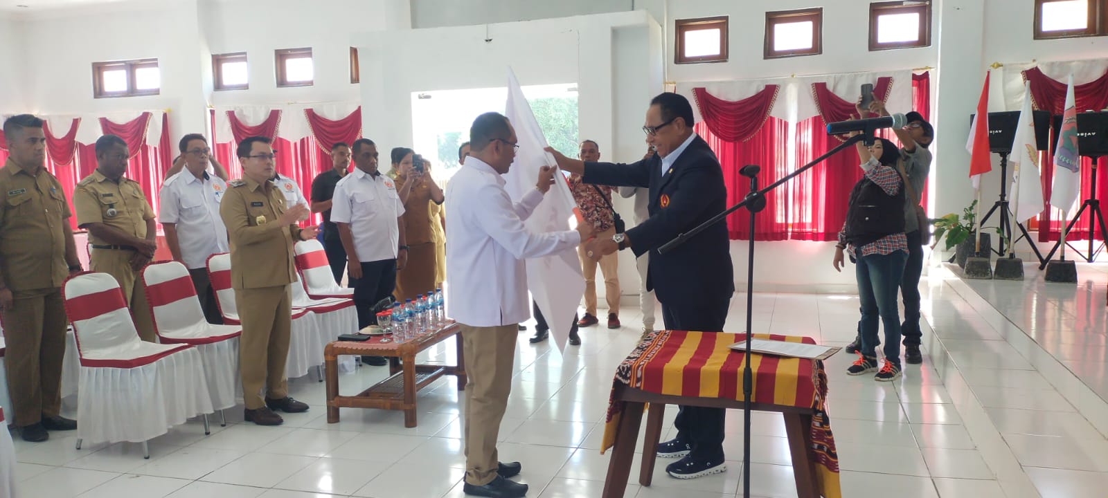 Iskandar Lakamau, SH, M.SI menerima petaka dari Ketua Umum KONI NTT Dr. Yoseph Nai Soi, MM usai dikukuhkan dan dilantikan menjadi Ketua Umum KONI Alor. FOTO: OM MO/RP