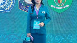 Tim Penggerak PKK Kabupaten Alor, Ny. Lidya Siawan Winaryo, ketika menghadiri Rapat Kerja Nasional X PKK di Plenary Hall Sempaja, Samarinda, Kalimantan Timur, Selasa (8/7/2025). Foto: Dok.TppkkAlor