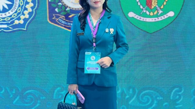 Tim Penggerak PKK Kabupaten Alor, Ny. Lidya Siawan Winaryo, ketika menghadiri Rapat Kerja Nasional X PKK di Plenary Hall Sempaja, Samarinda, Kalimantan Timur, Selasa (8/7/2025). Foto: Dok.TppkkAlor