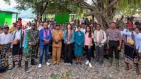 Ketua Tim Penggerak PKK Kabupaten Alor, Ny. Lidya Siawan Winaryo bersama masyarakat di Desa Mataru Selatan, Kecamatan Mataru, Kabupaten Alor, Senin (30/6/2025). Foto: TimIR
