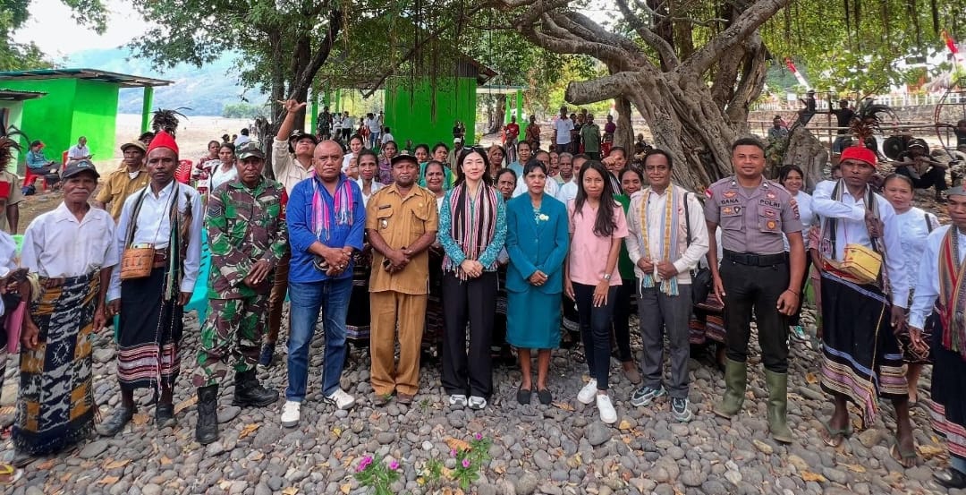 Ketua Tim Penggerak PKK Kabupaten Alor, Ny. Lidya Siawan Winaryo bersama masyarakat di Desa Mataru Selatan, Kecamatan Mataru, Kabupaten Alor, Senin (30/6/2025). Foto: TimIR