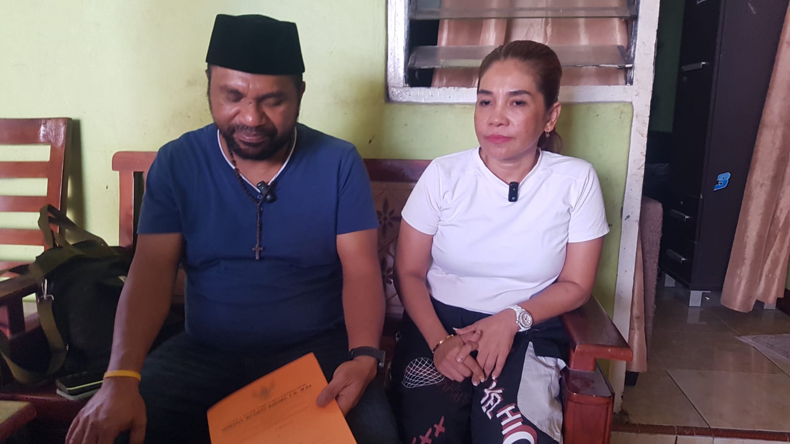 Aisyah Bahweres dan PH-nya Lomboan Jahamou, SH dalam satu sesi foto saat memberikan keterangan pers. FOTO:OM MO/RP