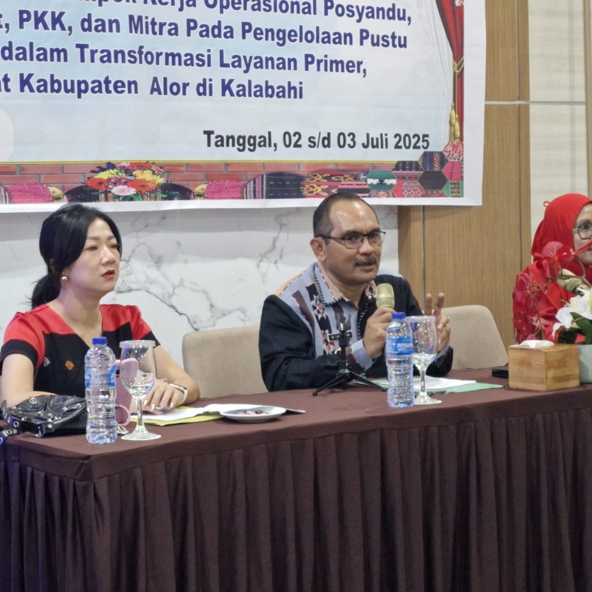 Bupati Alor, Iskandara Langkamau (tengah) berbicara dalam acara Pertemuan Advokasi dan Koordinasi Kelompok Kerja Operasional (Pokjanal) Posyandu, di Kalabahi, Kabupaten Alor, Kamis (3/7/2025). Foto: HumasKabAlor