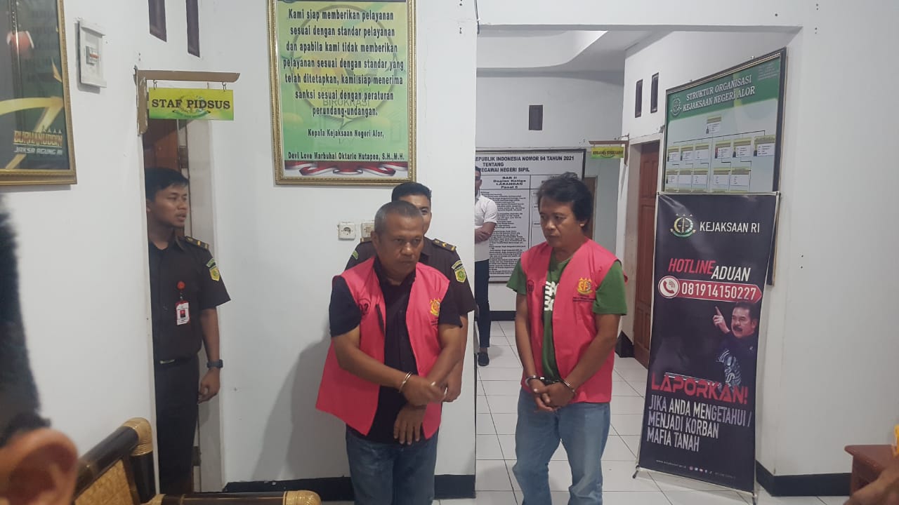 HS dan OD, tersangka dugaan korupsi pembangunan gedung DPRD Alor. FOTO: OM MO/RP