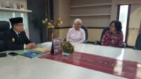 Wakil Bupati Alor Rocky Winaryo, SH, MH menerima Tim surveilans filariasis Prof. dr. Taniawati Supali dari Departemen Parisitologi Fakultas Kedokteran Universitas Indonesia dan Adriani Lomiga dari Pokja Perubahan Iklim Propinsi NTT di Ruang Kerjanya, Selasa (01/07/2025). FOTO: OM MO