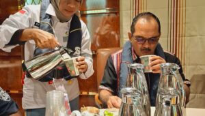 Bupati Alor Iskandar Lakamau, SH, M.SI makan pagi diatas kapal pesiar asal Bahamas-Amerika Serikat yang membawa 1.000 wisatawan asal Eropa, Amerika dan Asia saat sandar di Pelabuhan Dulionong Kalabahi. FOTO: DOK