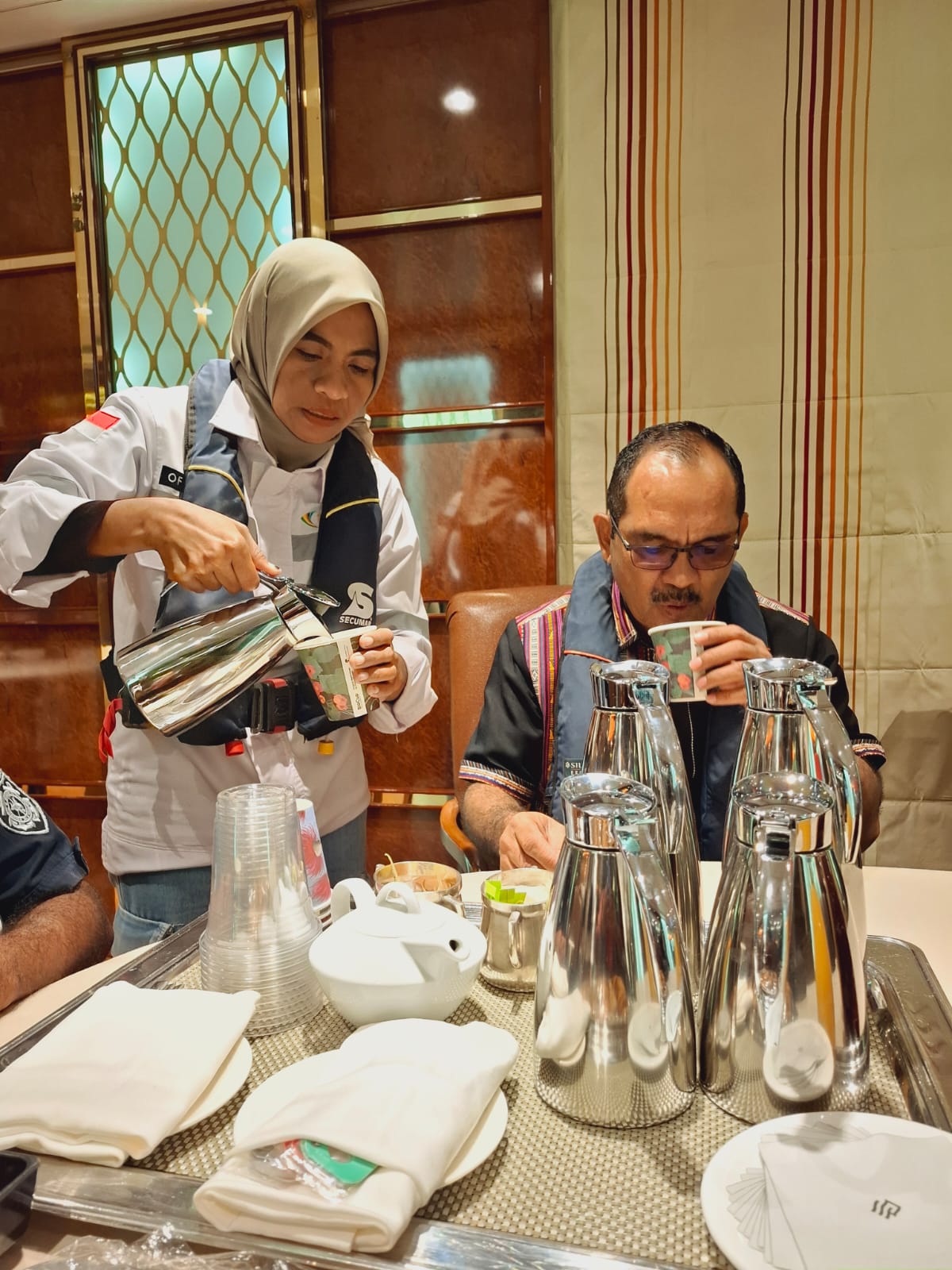 Bupati Alor Iskandar Lakamau, SH, M.SI makan pagi diatas kapal pesiar asal Bahamas-Amerika Serikat yang membawa 1.000 wisatawan asal Eropa, Amerika dan Asia saat sandar di Pelabuhan Dulionong Kalabahi. FOTO: DOK