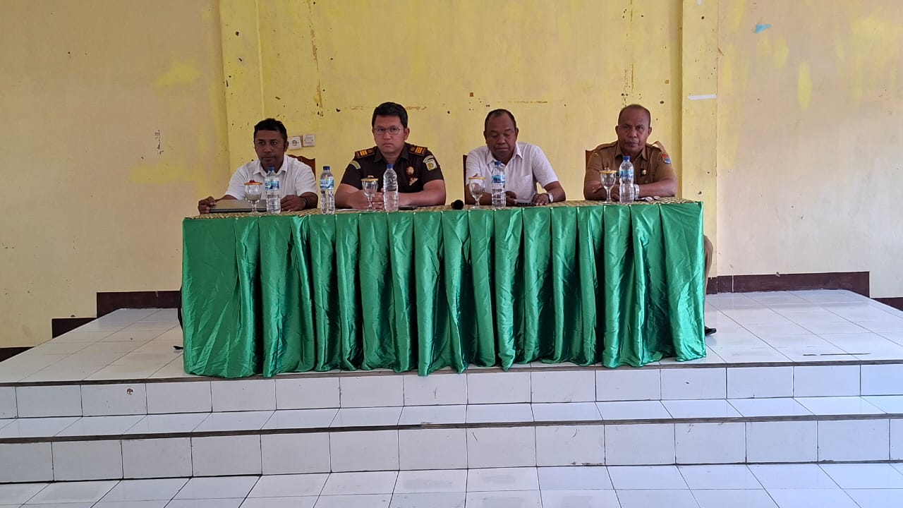 Kasi Intel Kejaksaan Negeri Alor Nurrochmad Ardhianto, SH, MH diapit Korkab P3MD Kabupaten Alor Rampli Adjar, Camat Alor Barat Daya Yapi Hinglir, SP dan Kabid Pemdes Dinas PMD Kabupaten Alor Roby Manikita, S.Sos dalam kegiatan sosialisasi surat penegasan Kejaksaan Negeri Alor tentang utamakan swakelola dalam pelaksanaan dana desa di Kabupaten Alor, Senin (11/08/2025). FOTO: OM MO/RP