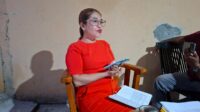 Mantan Bendahara Yayasan AMS Aisyah Bahweres sedang memberikan keterangan pers, Rabu (27/08/2025). FOTO: OM MO/RP